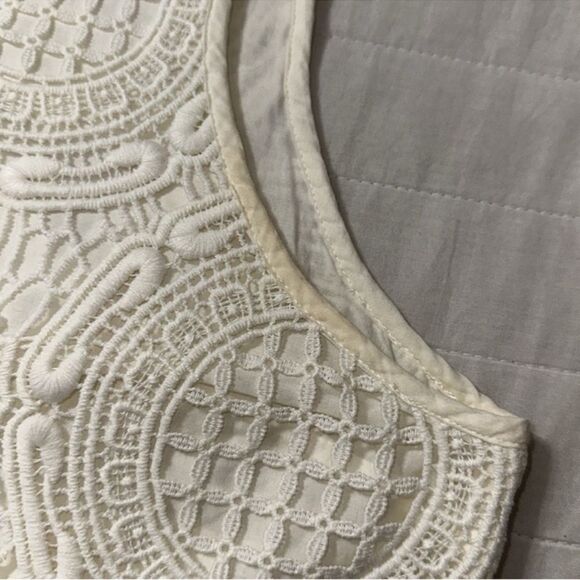BR L Luxury Elegant Ivory Crochet Lace Back Button Keyhole Sleeveless Shell - Picture 8 of 15